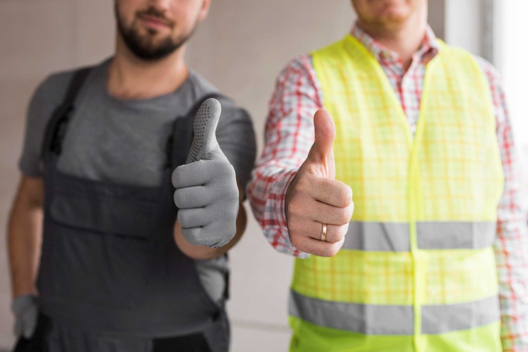 obreros con el pulgar arriba en primer plano