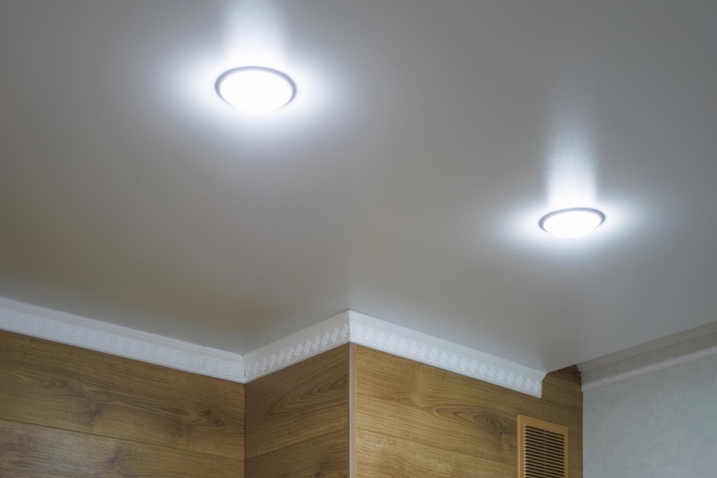 techo de casa con plafones led blancos en zona común